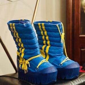 Vintage Moon Boots Blue W/ Yellow Stripes Size 9, 70’s & 1980’s Winter Boots